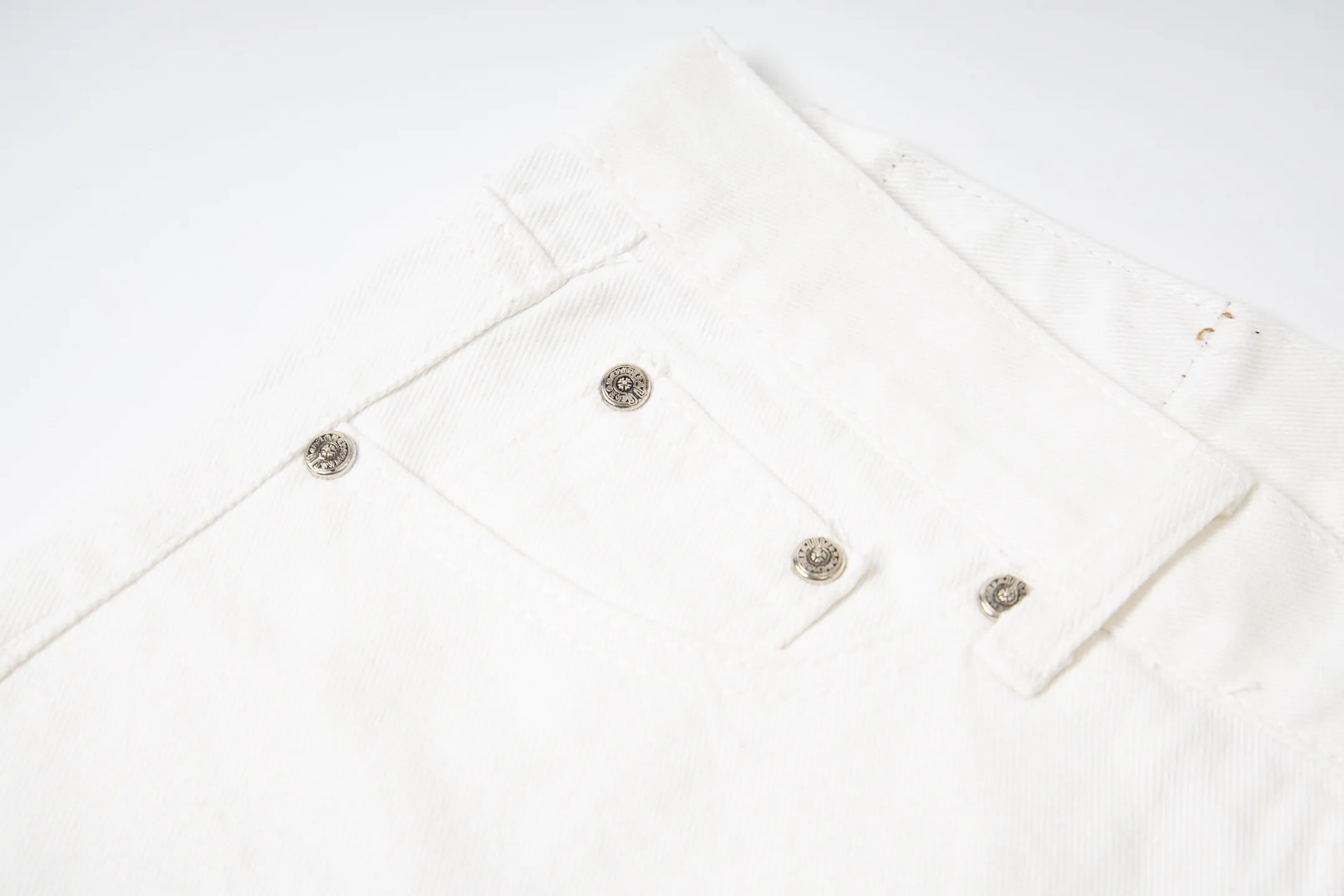 P240 Chrome Hearts & Chrome Hearts high street jeans with leopard print and vintage graffiti paintings on a white background. Chrome Hearts are the most popular pants in color. Made of beaded canvas fabric, heavy washing makes the upper body of the fabric more textured and the pants are tall and straight! The three-dimensional cutting of the whole trousers is a masterpiece! The hardware is customized by zp. The beaded canvas fabric is thick and soft after being washed. It has good breathability. Customized small leather label. Unique design. The details are simple and elegant, and the workmanship is exquisite. The whole trousers are neatly routed and the details are in place! Trendy people have been disappointed. From the quality selection of fabrics, the tailoring of details, and the matching of patterns, everything is impeccable! The upper body is so handsome when worn...it can be easily worn by men, women and children! The craftsmanship is made of heavy-duty washed pure cotton denim fabric. After washing, it is soft and thick. It is very stylish when worn on the body. Style number: 1782# Color: white Size: 28 30 32 34 (S-XL)
